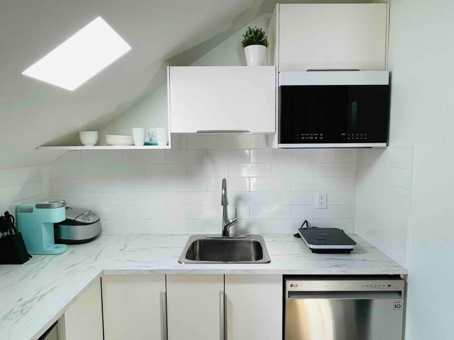 Stylish Cozy One Bedroom Studio With Free Parking Victoria Buitenkant foto