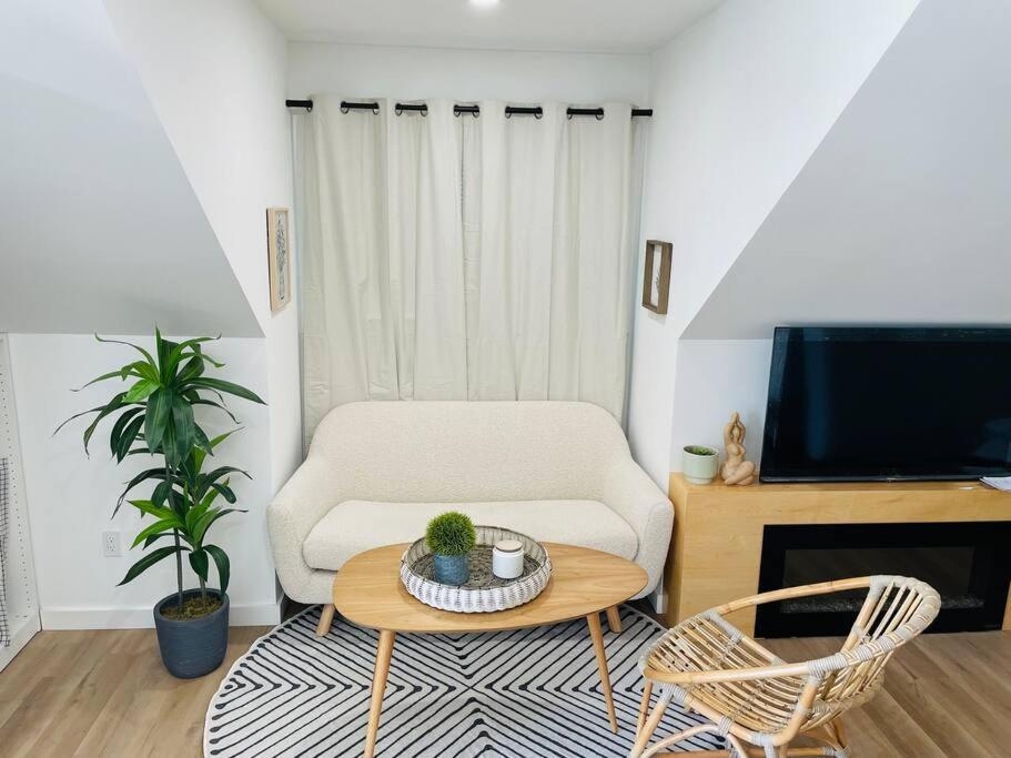 Stylish Cozy One Bedroom Studio With Free Parking Victoria Buitenkant foto