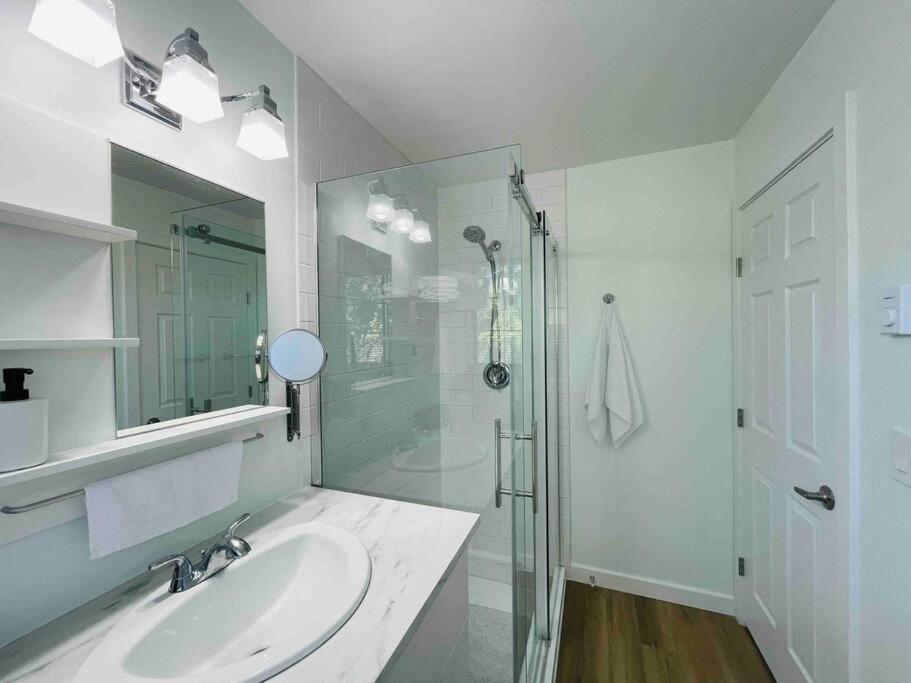 Stylish Cozy One Bedroom Studio With Free Parking Victoria Buitenkant foto